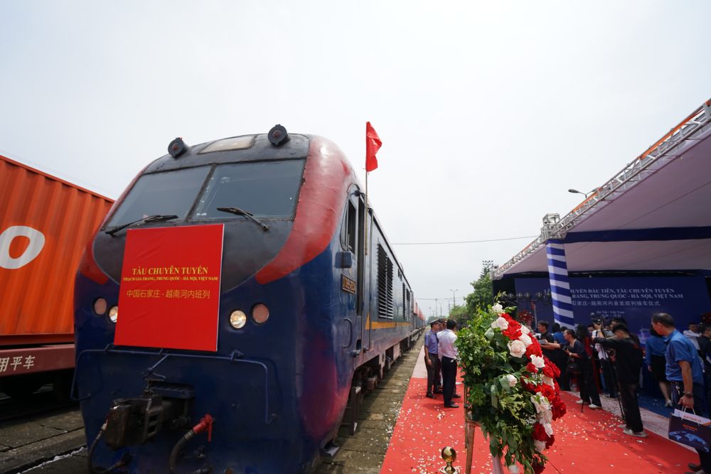 这是2023年8月2日在越南河内安员车站拍摄的首列“燕赵号”中越班列。新华社记者 胡佳丽 摄