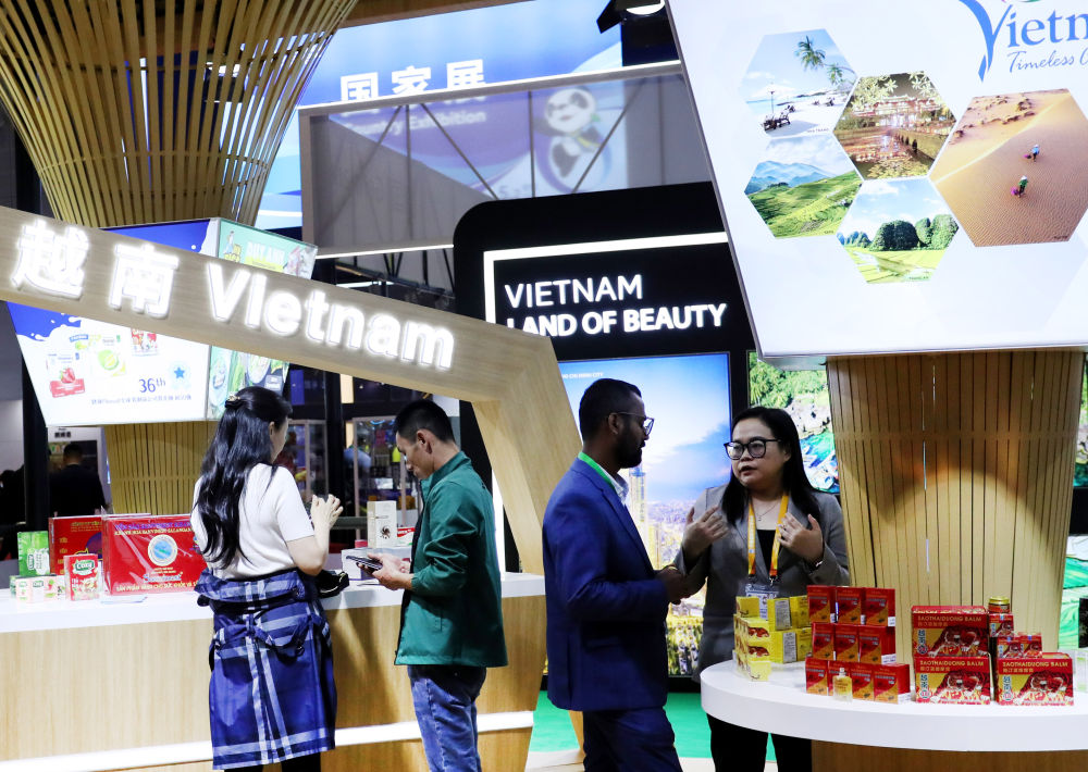 这是2023年11月6日在国家会展中心（上海）拍摄的第六届进博会国家展越南展台。新华社记者 方喆 摄