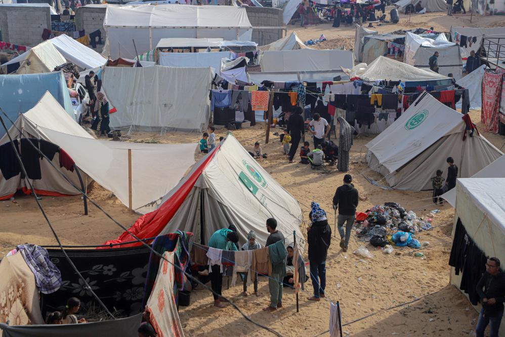 这是12月8日在加沙地带南部城市拉法拍摄的临时营地。联合国相关数据显示，本轮巴以冲突爆发以来，加沙地带已有超过180万人流离失所。新华社发（里泽克·阿卜杜勒贾瓦德摄）