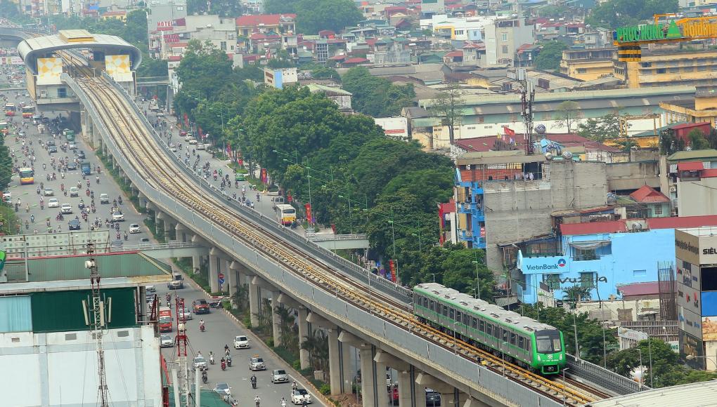 2021年11月6日，列车在越南首都河内吉灵-河东轻轨线上行驶。中企承建的越南首条城市轻轨项目交接仪式当日在河内举行，标志着该项目投入运行。新华社/越通社