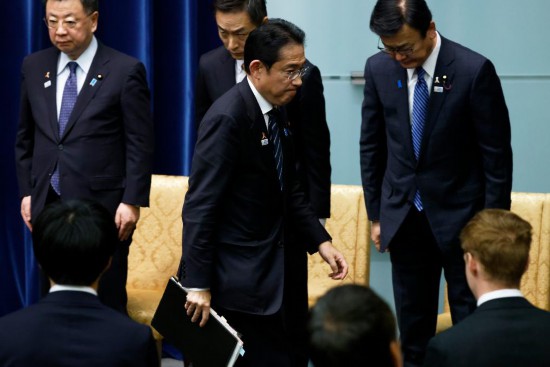  11月2日，在日本东京首相官邸，日本首相岸田文雄在新闻发布会后离开会场。新华社发（Pool图片，太田洁摄）