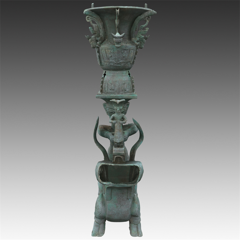 跨坑拼合而成的铜兽驮跪坐人顶尊铜像。四川省文物考古研究院供图