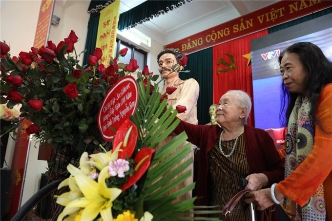 2018年9月30日，在越南河内市嘉林县骄骑乡，洪水将军亲属向其雕像献花。新华社图片