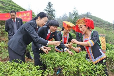  图①：蒙山法院干警与瑶族群众开展民族法治共建主题活动。