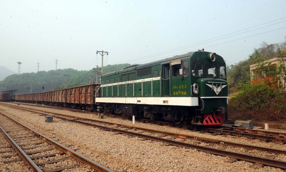 一列从越南进入中国河口山腰国际转运站的米轨货车更换机车头后驶离（2010年3月20日摄）。