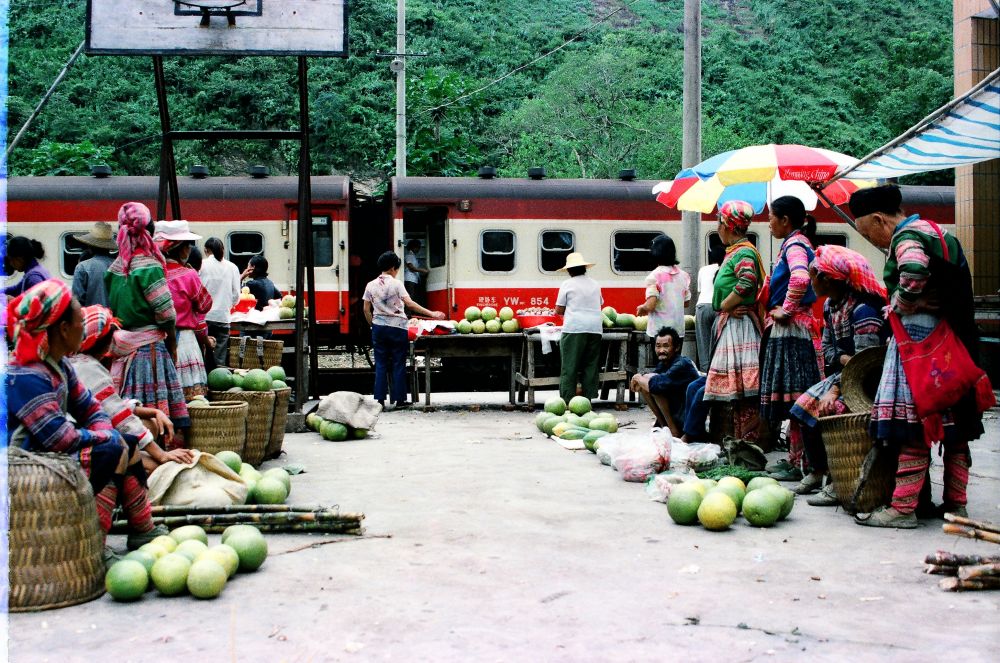 这是90年代中后期滇越铁路沿线的集市，客运列车的开行为当地的村民带来商机。