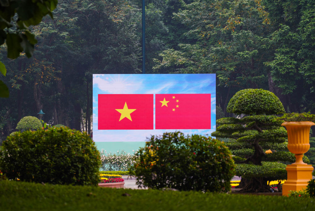 12月9日，越南主席府外大屏幕上展示中越两国国旗。