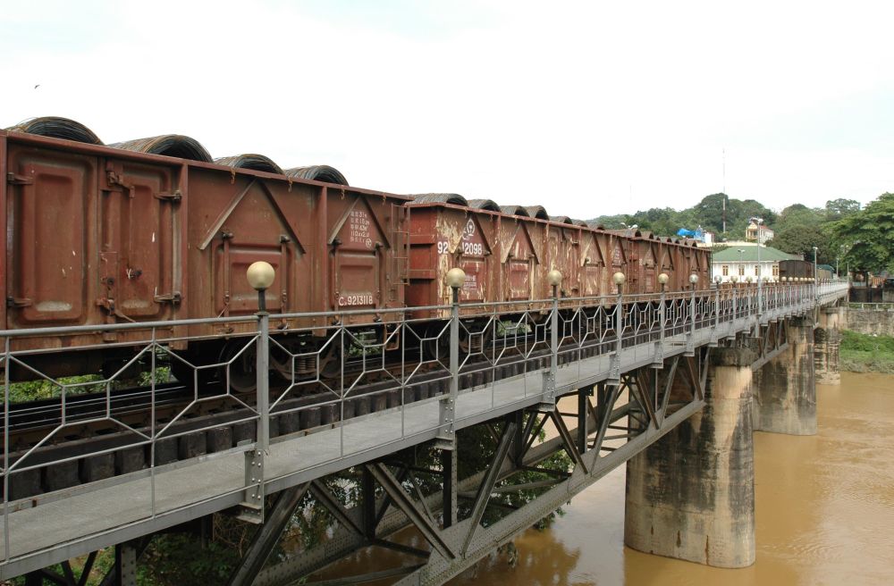 一辆开往越南的货运列车通过云南省红河哈尼族彝族自治州河口县的中越铁路桥（2007年5月19日摄）。