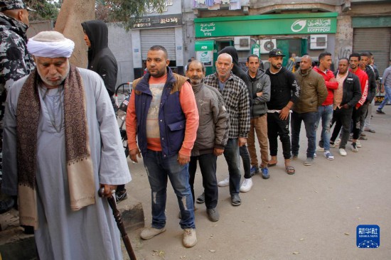 12月11日，选民在埃及开罗的一处投票站等待投票。新华社发（艾哈迈德·戈马摄）