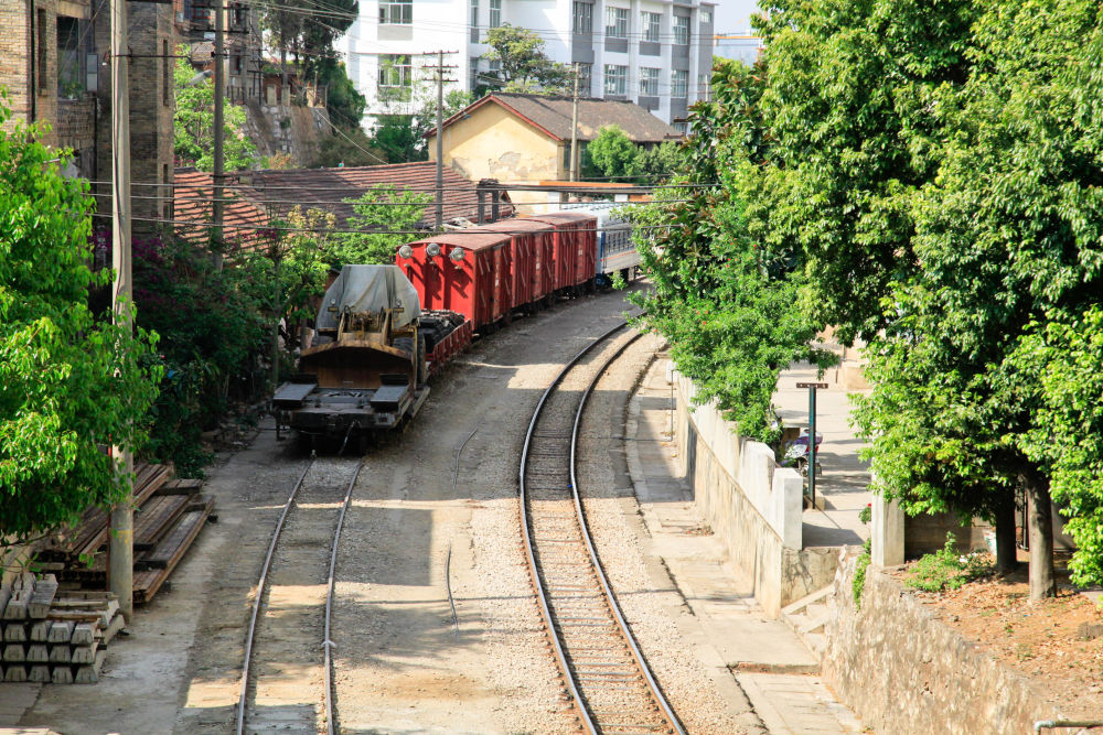 滇越铁路宜良段的铁轨与货车（2013年3月26日摄）。