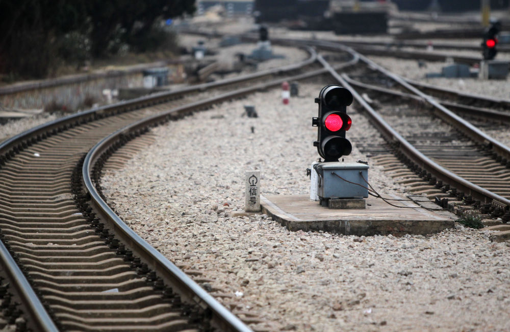 这是2012年3月2日在云南昆明王家营车站拍摄的滇越铁路米轨轨道。