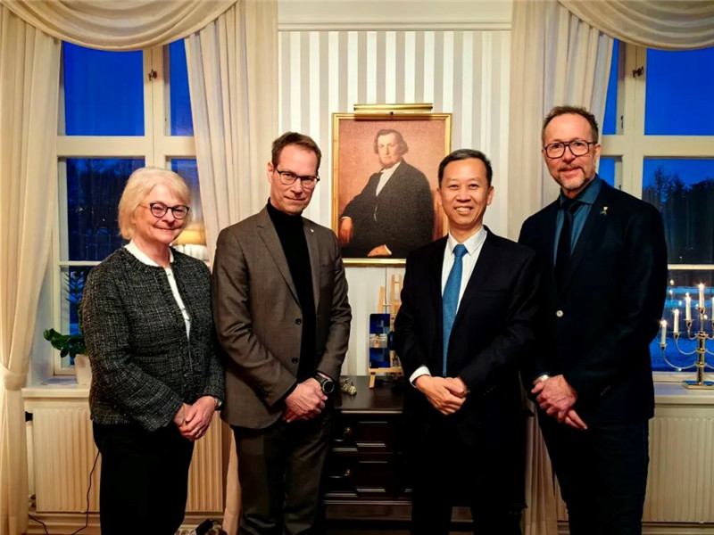 中国驻瑞典大使崔爱民（右二）会见瑞典林雪平市市长桑弗里德松。中国驻瑞典大使馆供图。