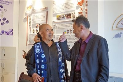  在大理州古生村诉讼服务站内，全国人大代表樊九平为“阿鹏调解员”点赞。