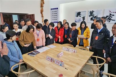  在剑川法院家事调解室内，该院制作的《离婚证明书》引起了代表们的关注。