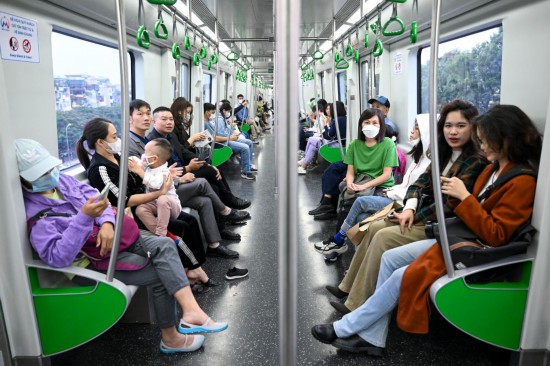 12月9日，人们在越南河内乘坐吉灵-河东线轻轨。河内吉灵-河东线轻轨由中国中铁六局集团有限公司承建，是中越两国共建“一带一路”的标志性项目。新华社记者程一恒摄