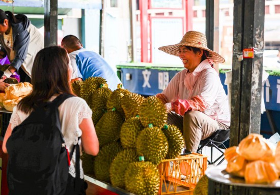 5月18日，越南果商在广西东兴售卖榴莲。新华社记者胡星宇摄