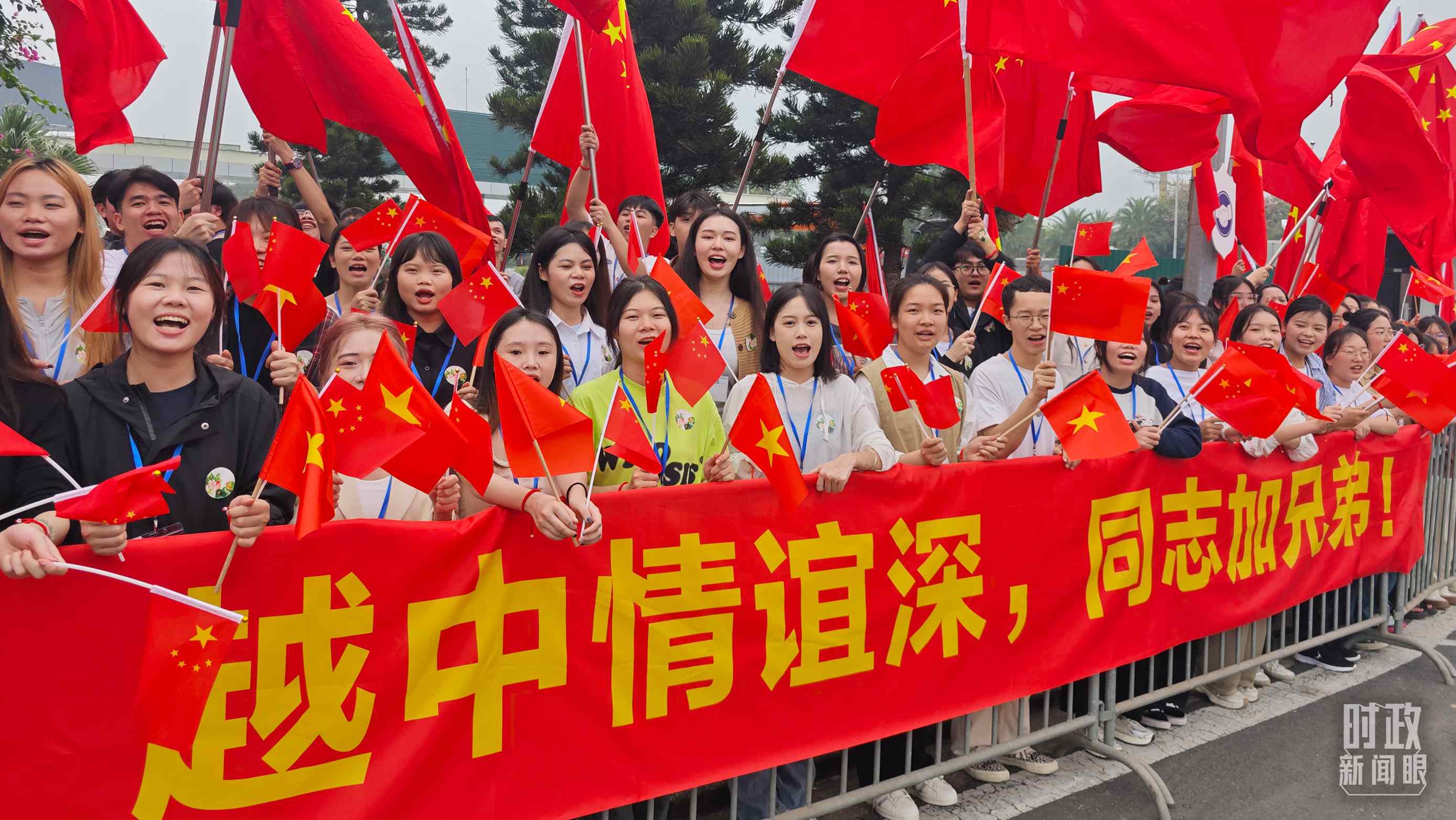 △习近平乘车从机场赴下榻饭店途中，许多人自发聚集在道路两旁，挥舞两国旗帜，表达热烈欢迎。（总台央视记者耿小龙拍摄）