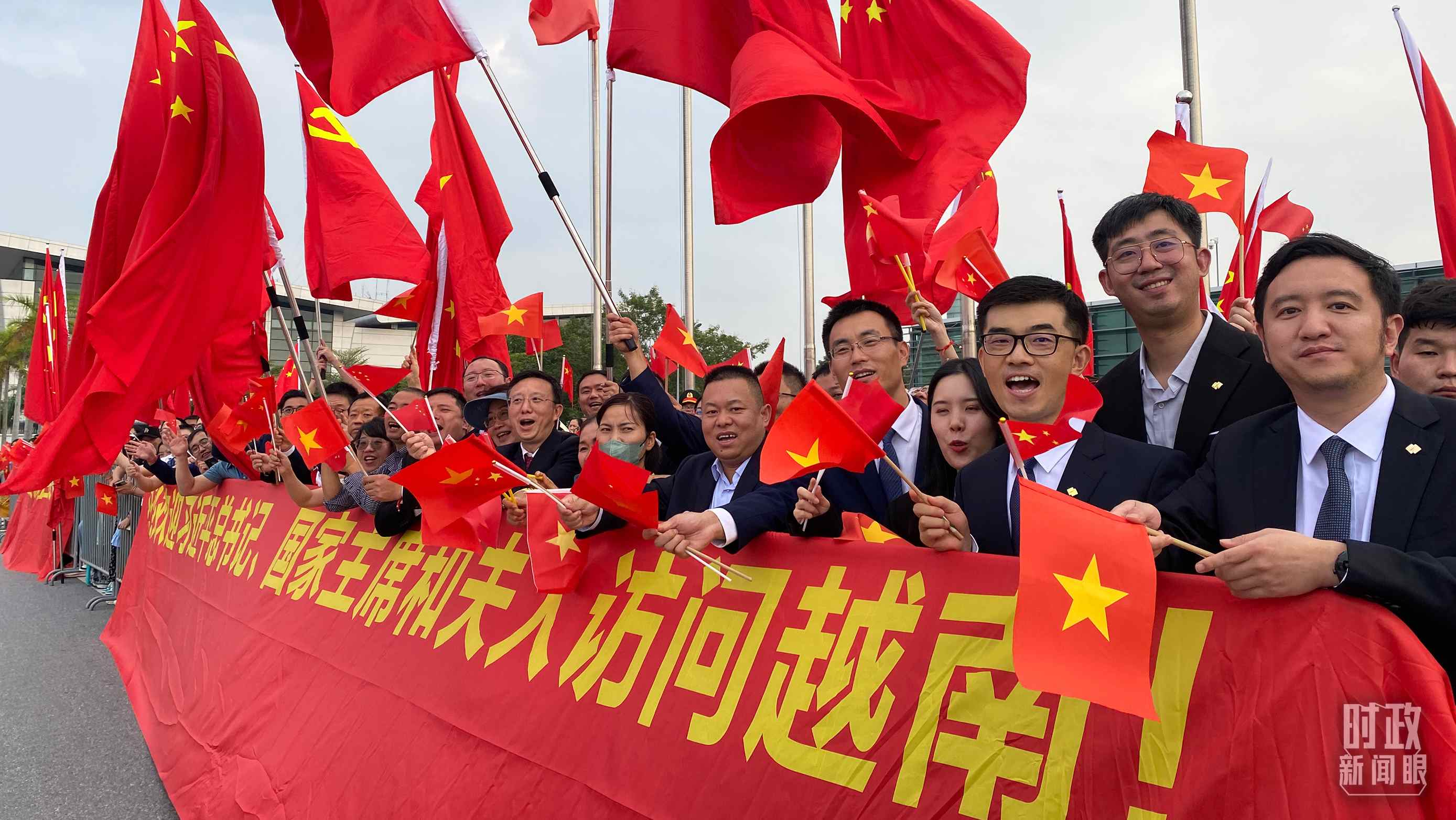 △习近平离开河内赴机场途中，当地民众和华侨华人聚集在道路两旁热情欢送。（总台央视记者李增仁拍摄）