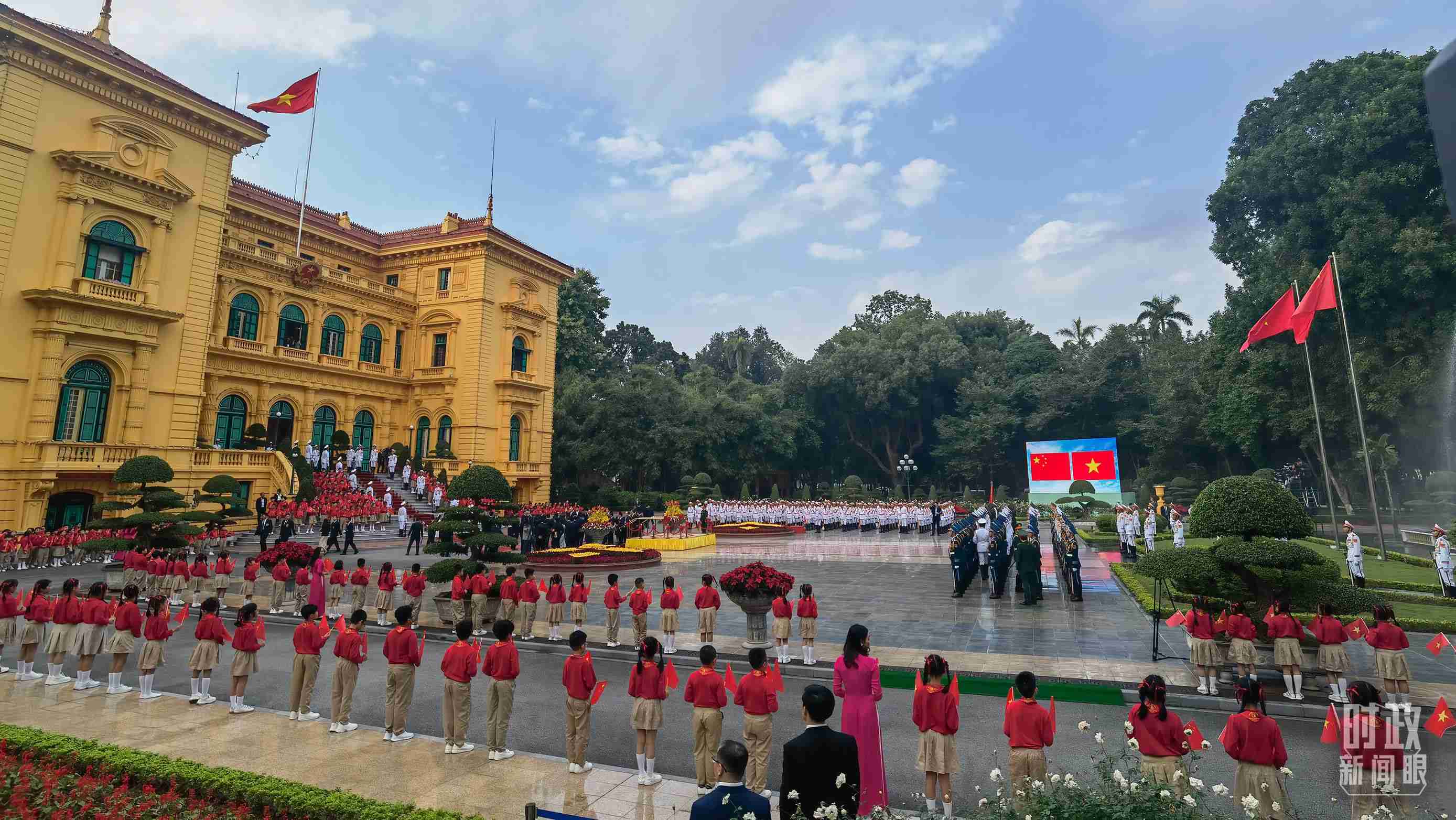 △阮富仲在主席府广场为习近平举行隆重欢迎仪式。这是欢迎仪式开始前的场景。（总台央视记者周志国拍摄）