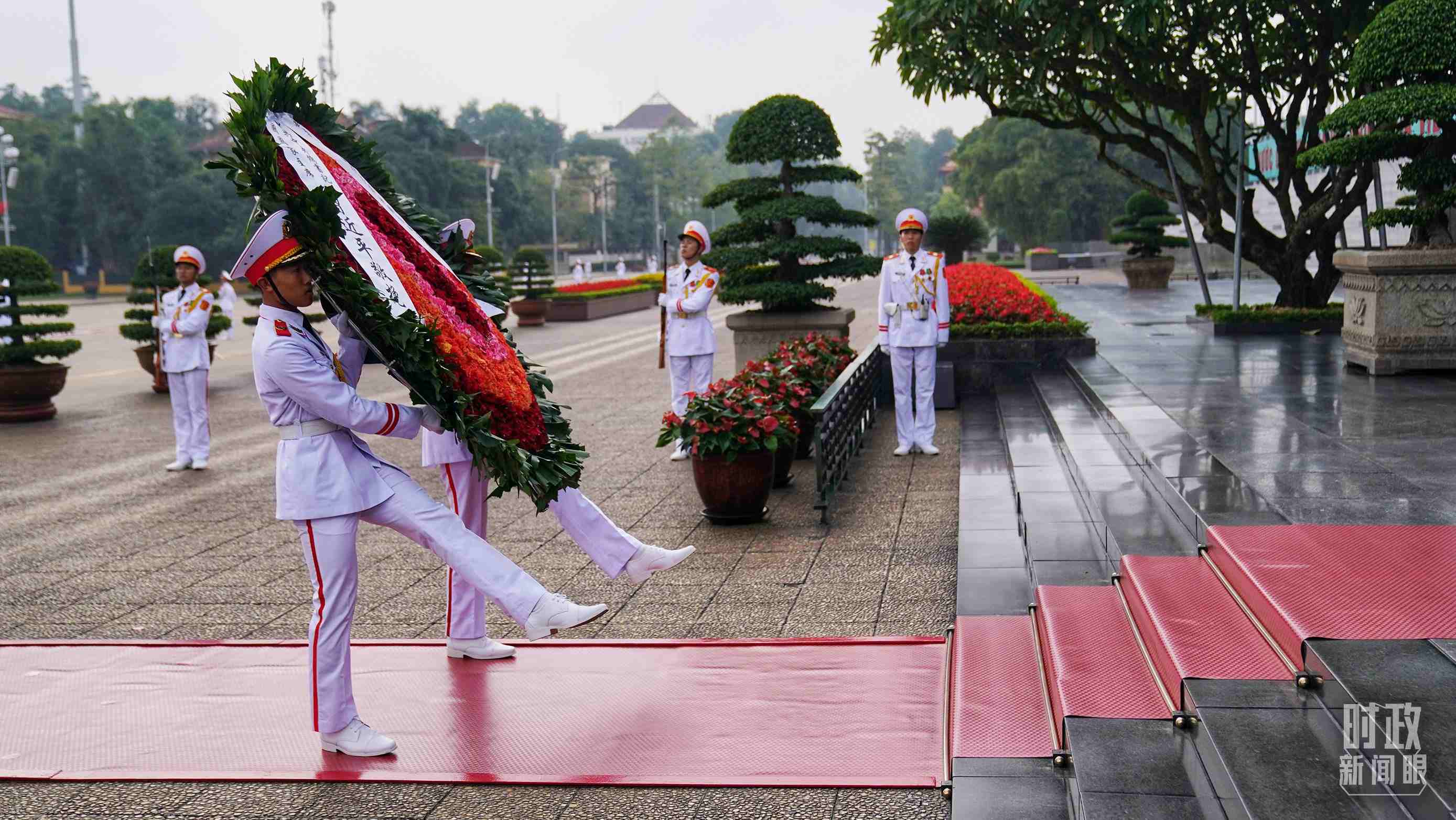 △胡志明陵。访问期间，习近平来到这里瞻仰并敬献花圈。（总台国广记者李晋拍摄）