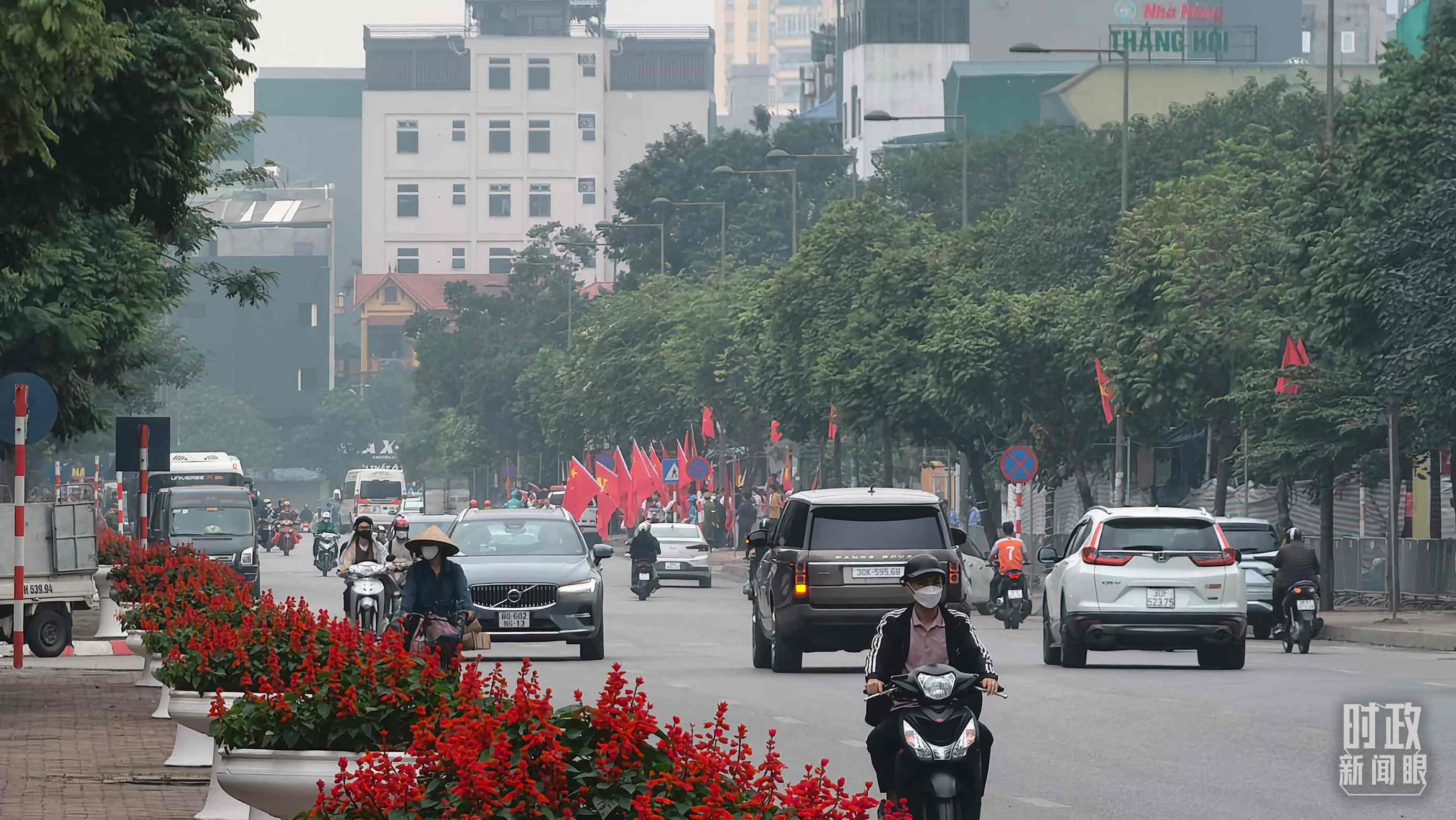 △河内街道两侧的中越两党两国旗帜。（总台央视记者韩锐拍摄）