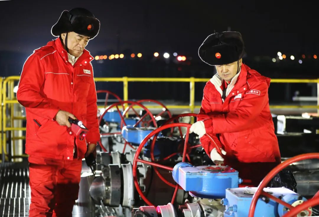 新疆油田呼图壁储气库员工在集配站调整工艺流程。薛梅摄