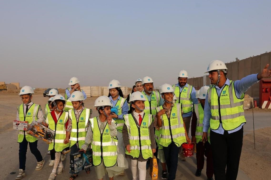 今年6月，中国建筑纳西里耶国际机场EPC项目在项目营地举办了主题为“筑梦蓝海·伊路启航”之“我是小小工程师”活动。图为当地福利院的孩子们在现场参观。中国建筑供图