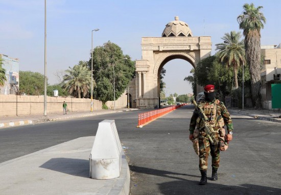 2019年6月4日，在伊拉克首都巴格达，一名士兵在“绿区”入口警戒。新华社发（哈利勒·达伍德摄）