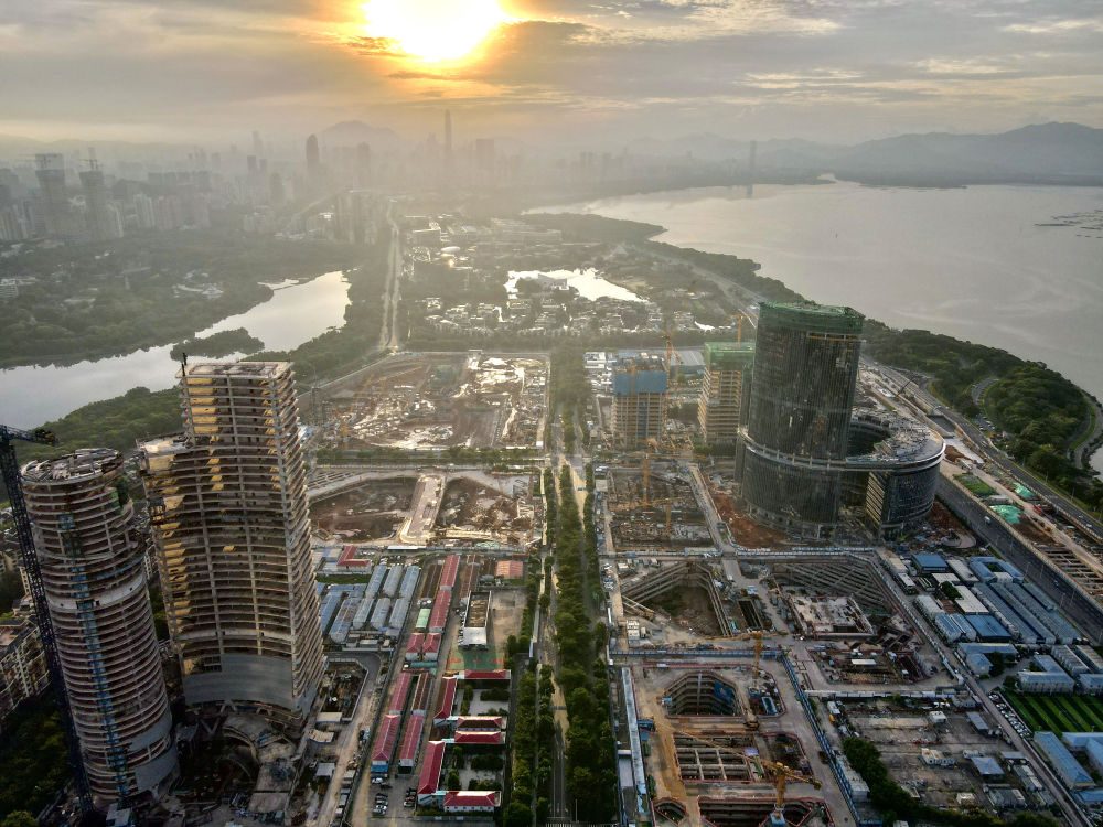 位于深圳市南山区的深圳湾超级总部基地建设现场（无人机照片，2023年8月26日摄）。新华社记者 周科 摄