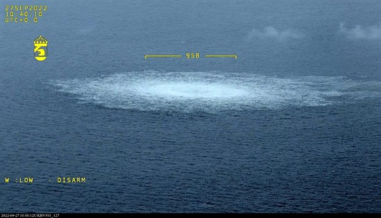这张瑞典海岸警卫队2022年9月27日发布的航拍照片显示的是一处“北溪”天然气管道泄漏点。新华社发（瑞典海岸警卫队供图）