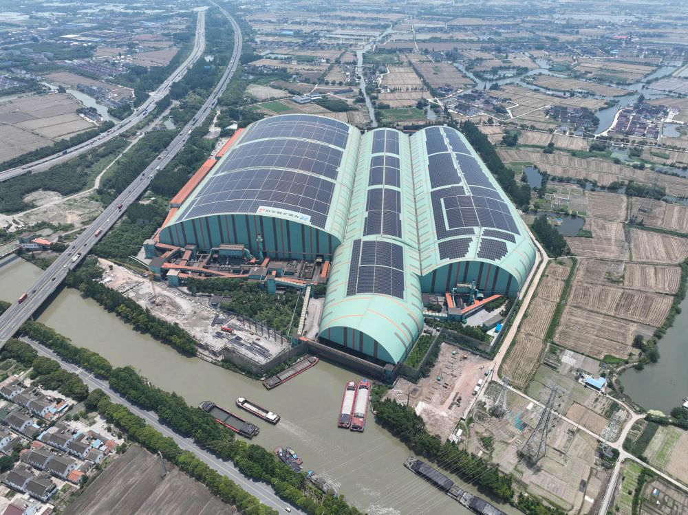 这是江苏苏州市常熟市龙腾特种钢有限公司码头料场屋顶光伏（无人机照片，2023年6月9日摄）。新华社记者 季春鹏 摄