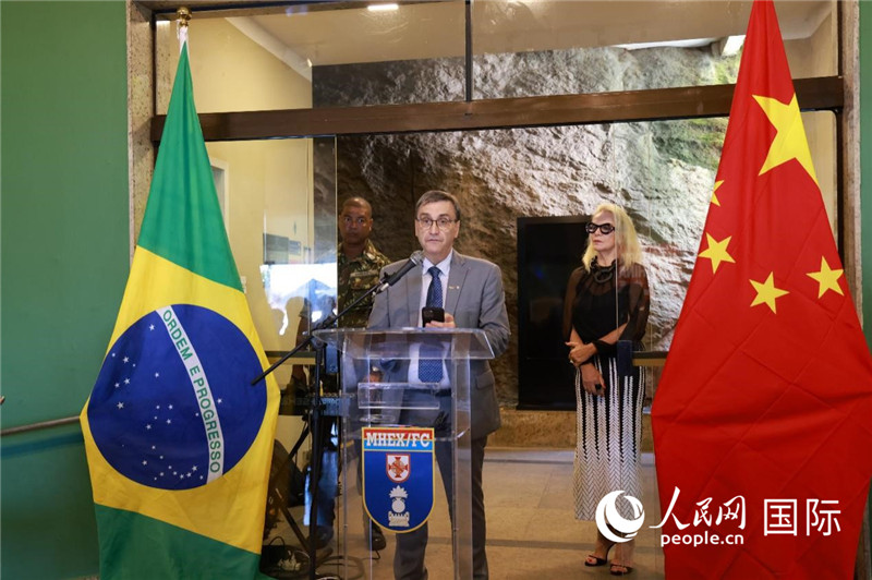 巴西摄影联合会主席卡洛斯·甘达拉在摄影展开幕式上致辞。 人民网记者 陈海琪摄