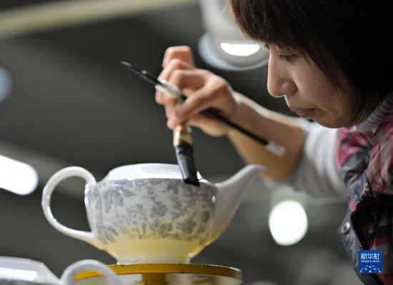 12月15日，工人在河北省唐山市开平区一家日用陶瓷企业的贴花描金车间工作。新华社记者 杨世尧 摄