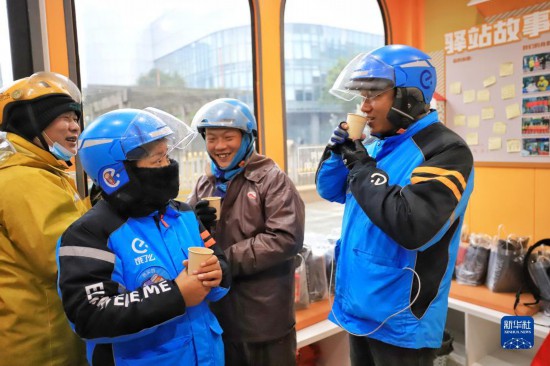 12月16日，几名外卖小哥在位于浙江舟山市的一家“劳动者驿站”里喝姜茶驱寒。