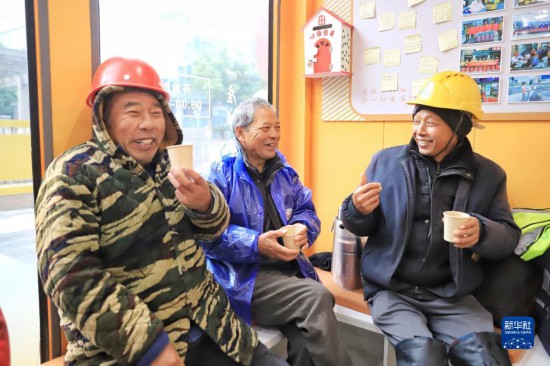 12月16日，几名户外劳动者在位于浙江舟山市的一家“劳动者驿站”里喝姜茶驱寒。