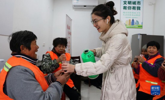 12月16日，在浙江省湖州市德清县乾元镇环卫工人爱心驿站，志愿者为环卫工人倒红糖姜茶。