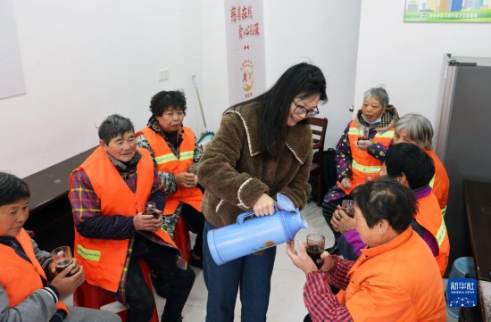 12月16日，在浙江省湖州市德清县乾元镇环卫工人爱心驿站，志愿者为环卫工人倒红糖姜茶。