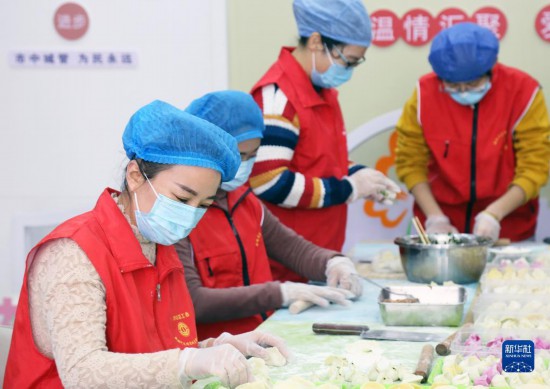 12月16日，在山东省枣庄市市中区城管蓝职工志愿服务驿站，爱心志愿者为户外劳动者包水饺。