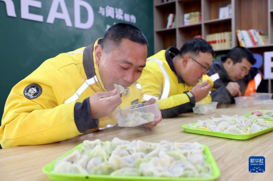 12月16日，在山东省枣庄市市中区城管蓝职工志愿服务驿站，户外劳动者吃上热气腾腾的水饺。