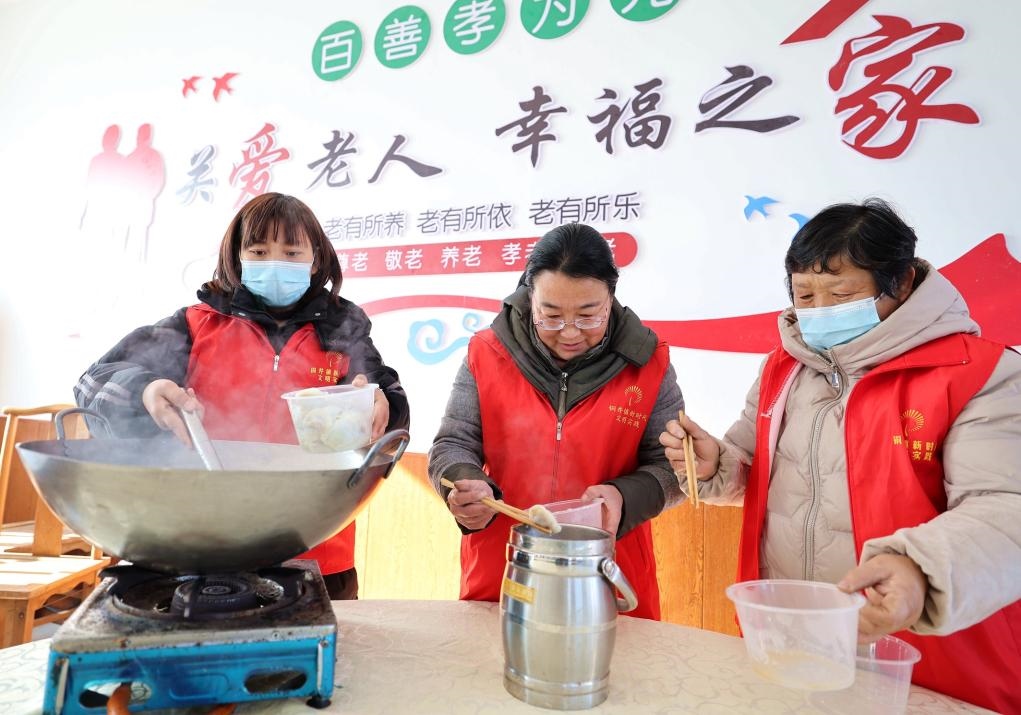 12月17日，在山东省临沂市沂南县铜井镇杜山社区孝善食堂，志愿者们在为社区内独居和行动不便的老人煮水饺。 新华社发（王彦冰 摄）