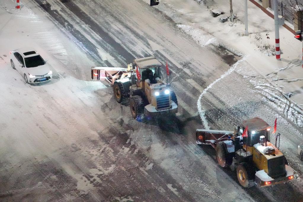12月16日，大型机械在山东省烟台市高新区街头清理道路积雪。 新华社发（唐克 摄）