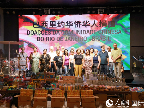 活动组织者与受捐助单位代表在捐助活动现场。人民网记者 陈海琪摄
