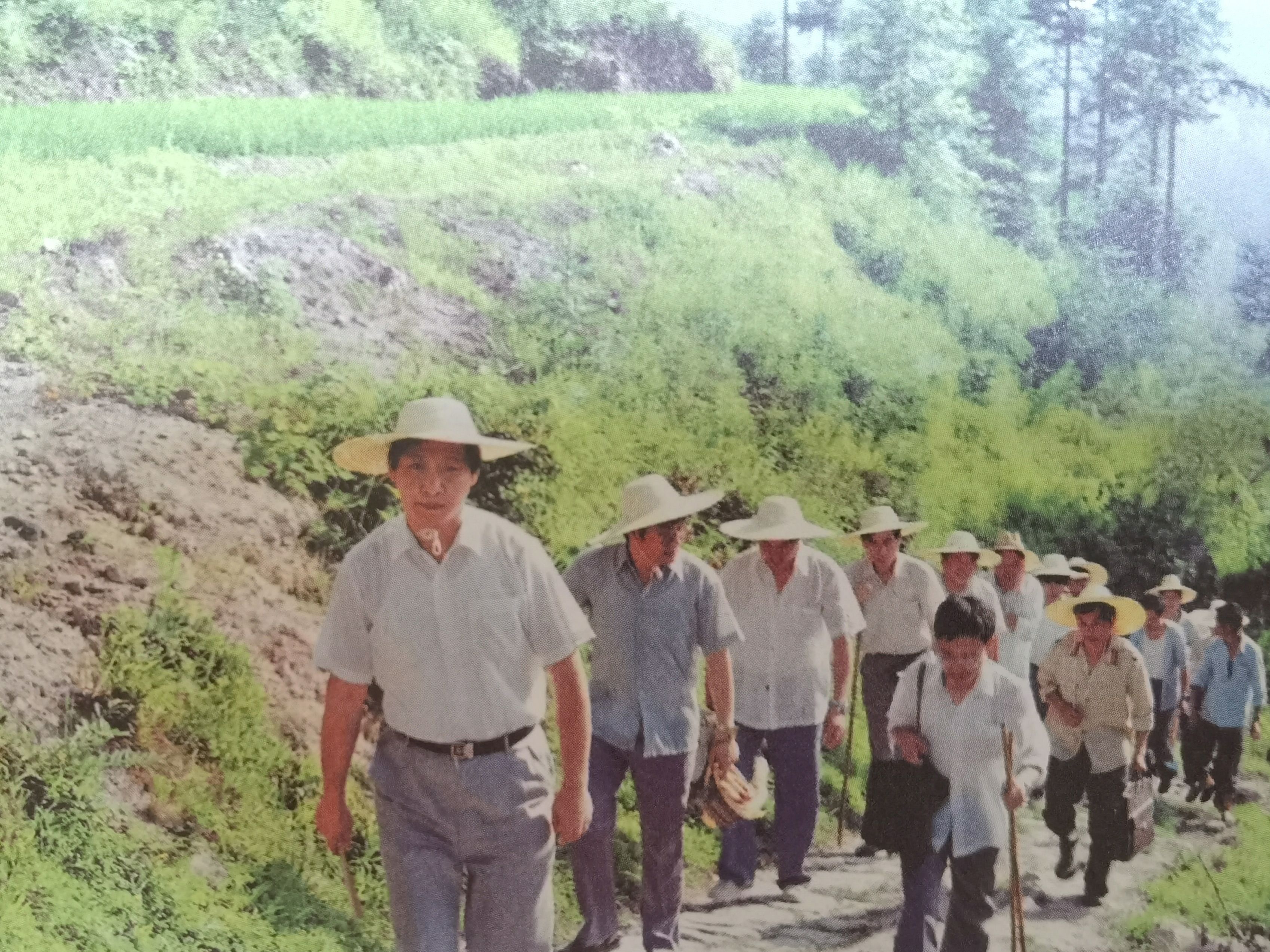 1989年7月，习近平冒着酷暑，带头步行到下党乡调研。