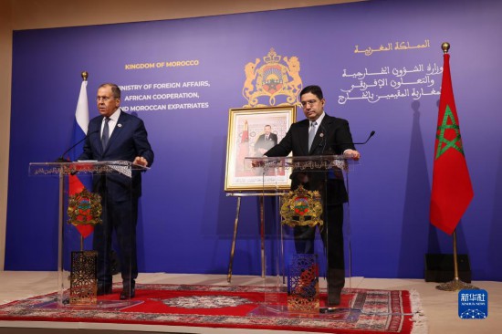12月20日，在摩洛哥南部城市马拉喀什举行的第六届阿拉伯-俄罗斯合作论坛主议程结束后，俄罗斯外交部长拉夫罗夫（左）与摩洛哥外交大臣布里达出席记者会。新华社记者霍晶摄
