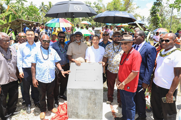 2023年12月18日，瓦努阿图公路项目二期马勒库拉段的移交仪式在马勒库拉岛举行。人民网 贺吉摄