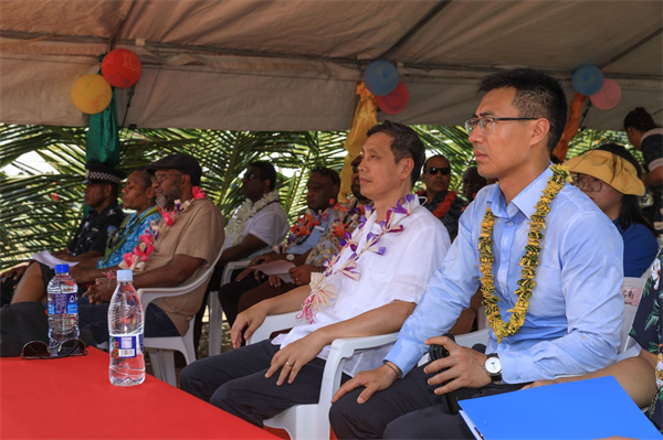 2023年12月18日，中国驻瓦努阿图大使李名刚（前排右二）和中土南太公司总经理梁庆（前排右一）在瓦努阿图公路项目二期马勒库拉段的移交仪式上。人民网 贺吉摄
