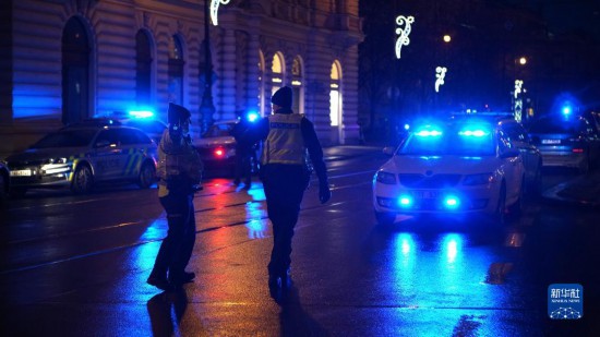 12月21日，警察在捷克首都布拉格枪击事件现场附近工作。新华社发（达娜·科什奈洛娃 摄）