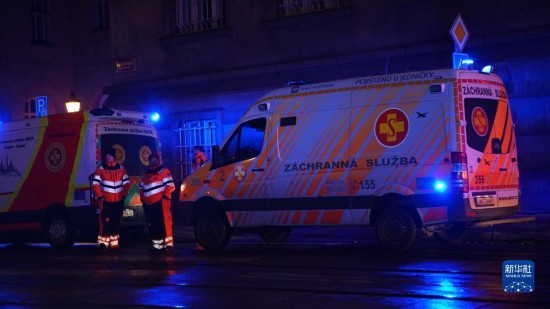 12月21日，在捷克首都布拉格，救护车停在枪击事件现场附近。新华社发（达娜·科什奈洛娃 摄）