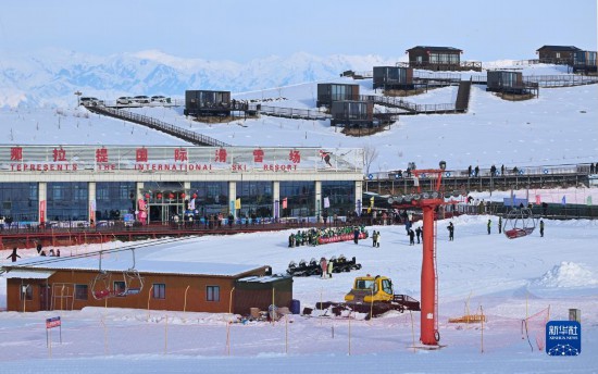 随着新雪季的到来，那拉提国际滑雪场迎来众多游客（(12月21日摄）。