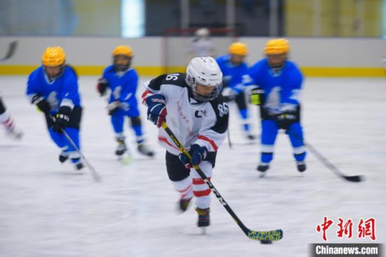 12月22日，云南省第一届冬季运动会在昆明开幕。图为青少年组冰球比赛中。中新社记者 刘冉阳 摄